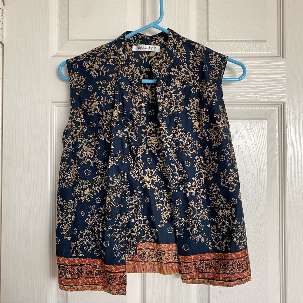 Akamotif Sleeveless Blouse
